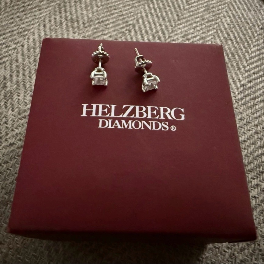 Helzberg Lab Grown Princess Cut Diamond Stud Earrings WScrew On Back 125$